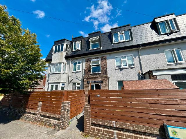 Wimborne Road, Winton, Bournemouth BH9, 1 bed flat to rent, £895 pcm | PrimeLocation