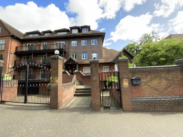Wimbledon Hill Road, London SW19 2 bed flat to rent £3,395 pcm £783 pw