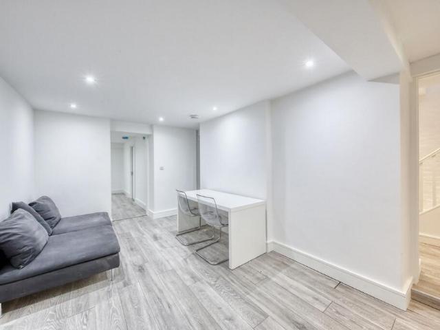 Wimbledon Hill Road 3 bed ground floor flat to rent £2,800 pcm £646 pw