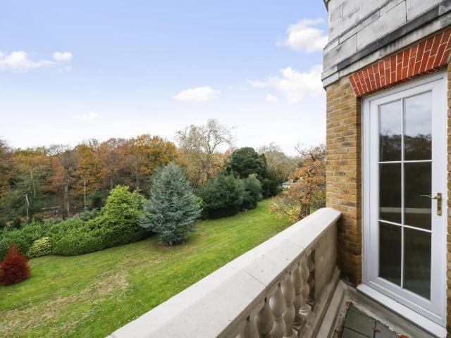 Wimbledon SW19 2 bed apartment to rent £3,250 pcm £750 pw