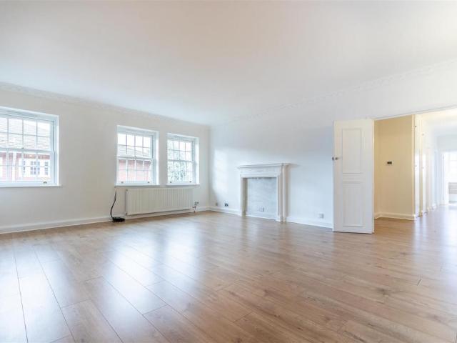 Wimbledon Park Side, Wimbledon, SW19 2 bed apartment to rent £2,600 pcm £600 pw