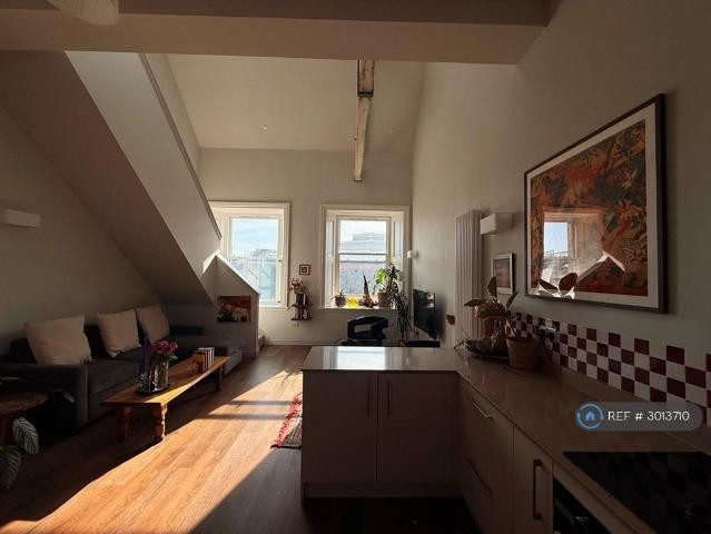 Winterthur Lane, Dunfermline, KY12 2 bed penthouse to rent £1,999 pcm £461 pw