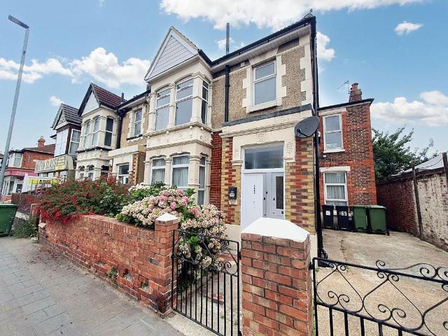 Winter Road, Southsea, PO4 2 bed flat to rent £1,325 pcm £306 pw