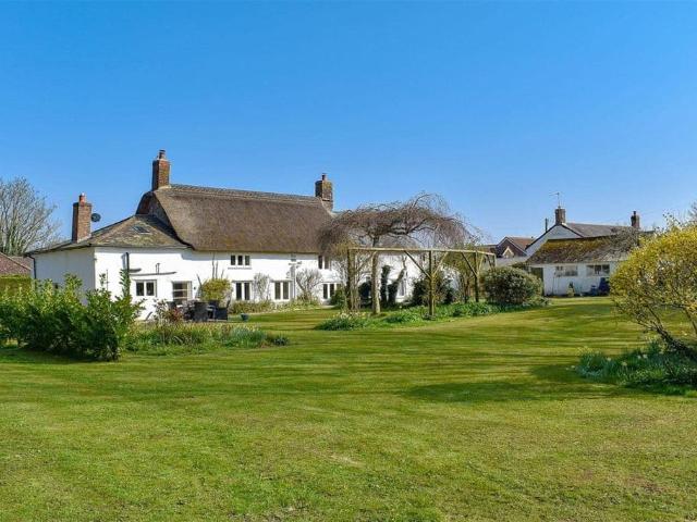 Winterborne Kingston 3 bed detached house to rent £2,600 pcm £600 pw