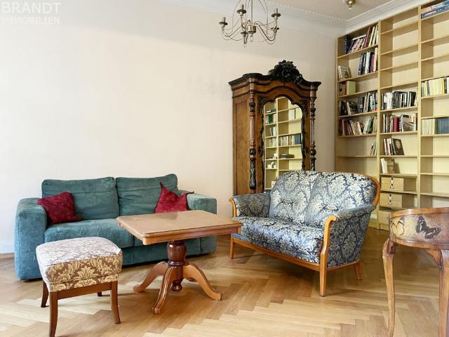 Winterhude! Möblierte 3,5 Zimmer Altbauwohnung mit 2 Balkonen und Fahrstuhl.