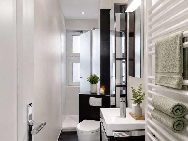Winterhude: Lichtdurchflutete 2 Zimmer Wohnung im 1. Stock