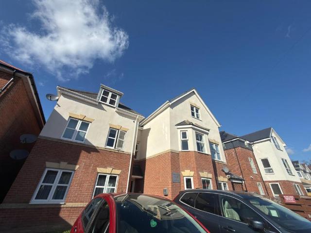 Winton Court, Winchester Road. 2 bed flat to rent £1,200 pcm £277 pw