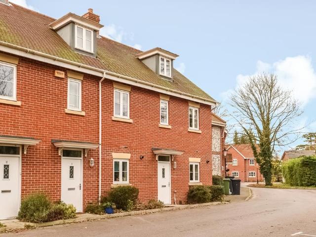Winton Close, Winchester SO22 3 bed terraced house to rent £1,850 pcm £427 pw