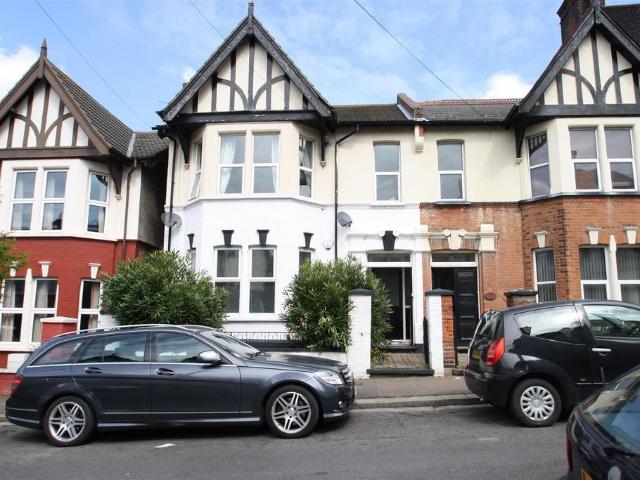Winton Avenue, Westcliff On Sea, Essex 2 bed flat to rent £1,200 pcm £277 pw