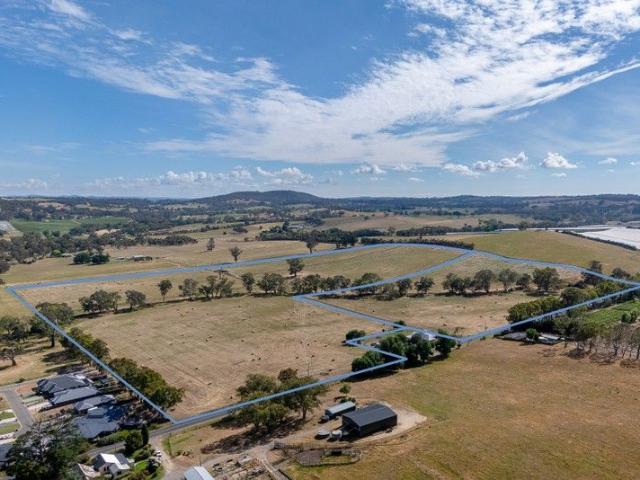 Title 1 24.81ha 60 acres | Title 2 9.15ha 23 acres