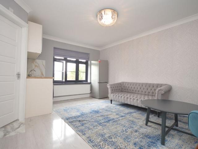 Wincanton Gardens, Ilford IG6, 1 bed flat to rent, £1,350 pcm | PrimeLocation