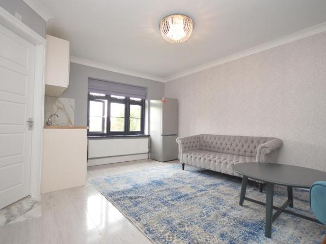 Wincanton Gardens, Ilford, IG6 2BP 1 bed flat to rent £1,350 pcm £312 pw