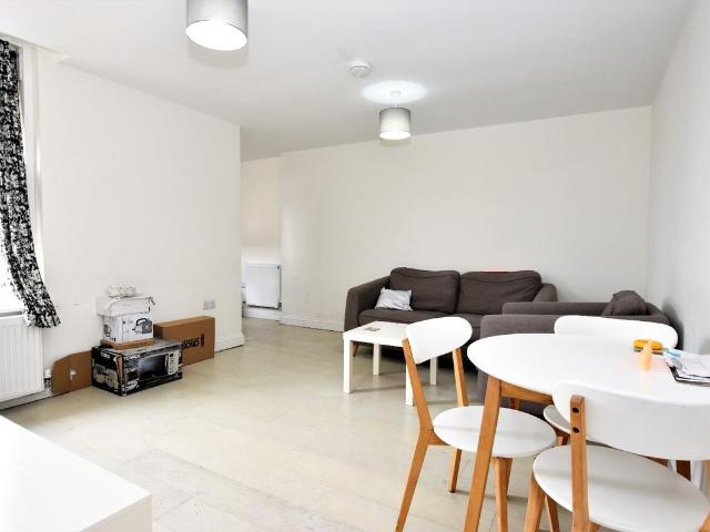 Winchcombe Street, Cheltenham GL52, 2 bed flat to rent, £1,150 pcm | PrimeLocation