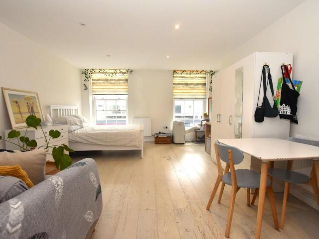 Winchcombe Street, Cheltenham. Studio to rent £795 pcm £183 pw
