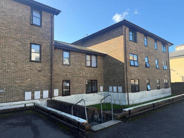Winchelsea Court, Folkestone Road, Dover 2 bed flat to rent £850 pcm £196 pw