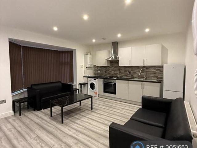 Winchester Avenue, Leicester, LE3 2 bed flat to rent £1,050 pcm £242 pw