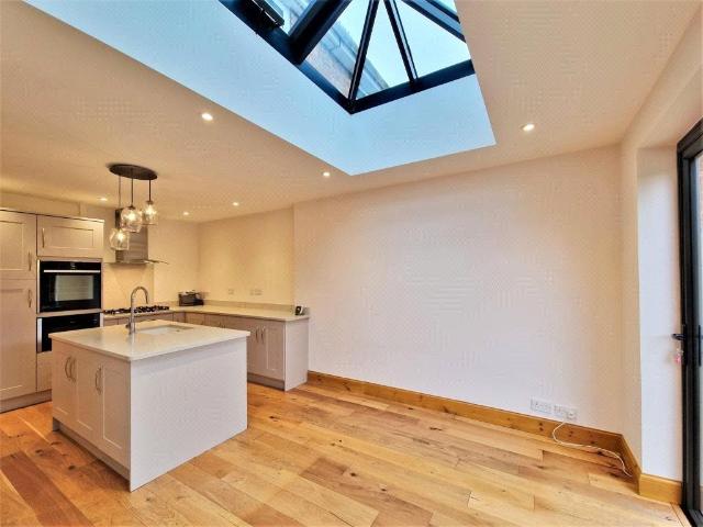 Windermere Road, Reading, Berkshire, RG2 3 bed semi detached house to rent £2,000 pcm £462 pw