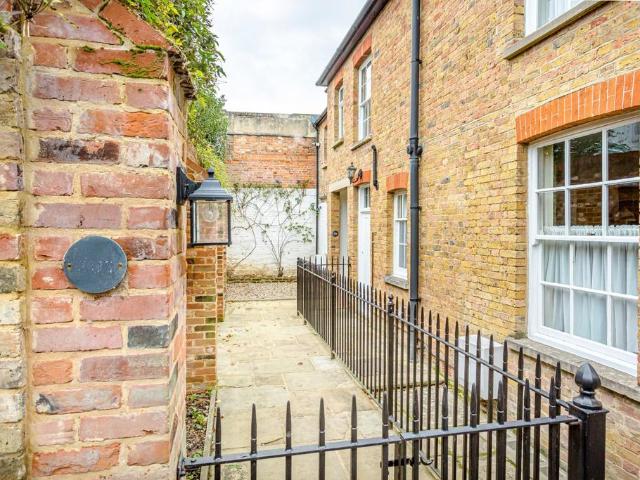 Windhill, Bishops Stortford, CM23 4 bed mews to rent £3,500 pcm £808 pw