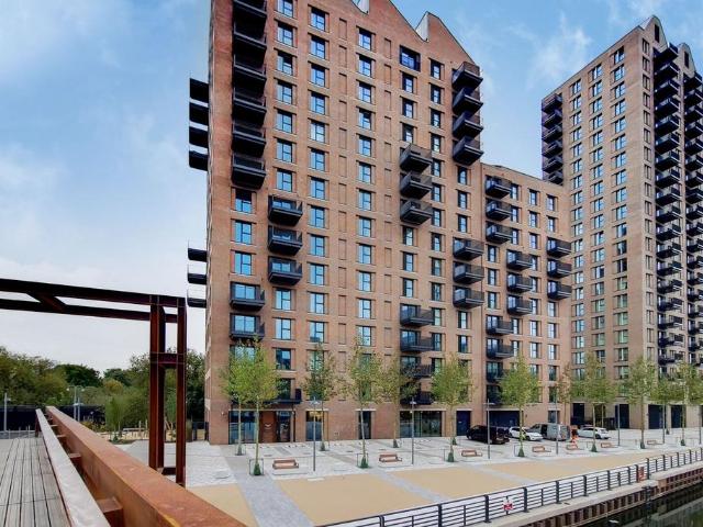 Windlass Apartments, Hale Wharf. 2 bed flat to rent £2,695 pcm £622 pw