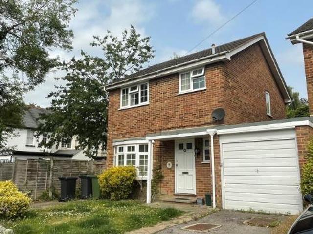 Windle Close, Windlesham, Surrey, GU20 3 bed semi detached house to rent £2,150 pcm £496 pw