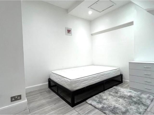 Windlesham Mews, Hampton Hill TW12, 1 bed flat to rent, £1,350 pcm | PrimeLocation