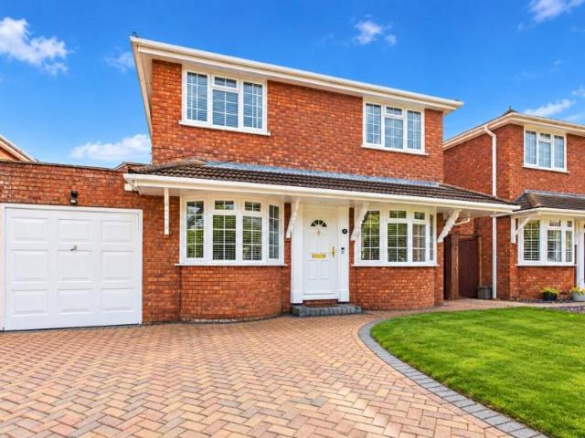 WINDLESHAM 4 bed detached house to rent £3,000 pcm £692 pw