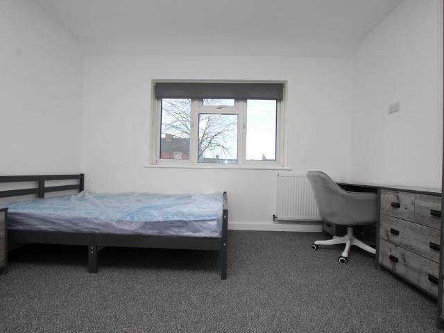 Windmill Avenue, Kettering. 1 bed terraced house to rent £650 pcm £150 pw