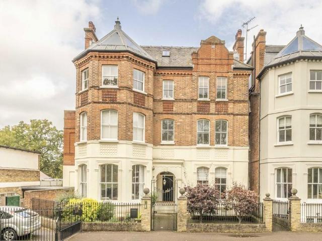 Windmill Drive, London SW4 3 bed flat to rent £5,000 pcm £1,154 pw