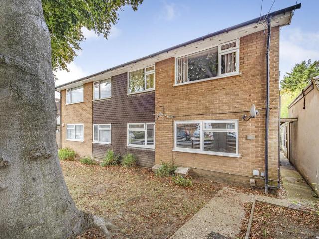 Windmill Hill, Ruislip, HA4 2 bed flat to rent £1,800 pcm £415 pw