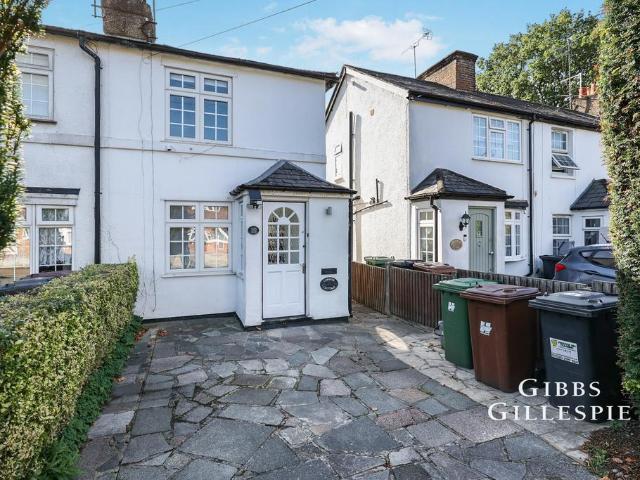 Windmill Lane, Bushey Heath, Bushey. 2 bed house to rent £1,950 pcm £450 pw