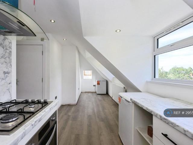 Windmill Lane, Epsom, KT17 2 bed flat to rent £1,550 pcm £358 pw