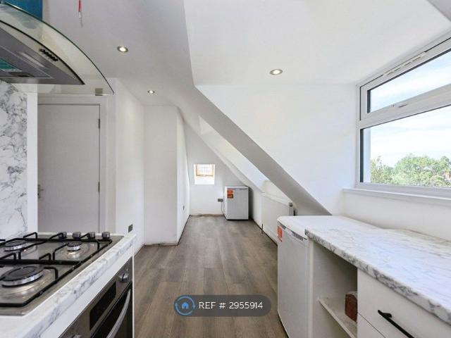 Windmill Lane, Epsom KT17, 2 bed flat to rent, £1,650 pcm | PrimeLocation