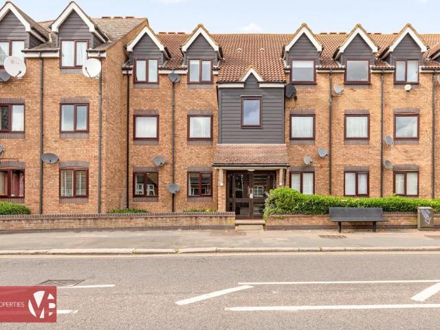 Windmill Lane, Waltham Cross EN8 2 bed flat to rent £1,595 pcm £368 pw