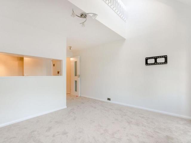 Windmill Rise, North Kingston. 2 bed maisonette to rent £2,100 pcm £485 pw