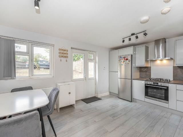 Windmill Road, Brentford TW8, 2 bed flat to rent, £1,750 pcm | PrimeLocation