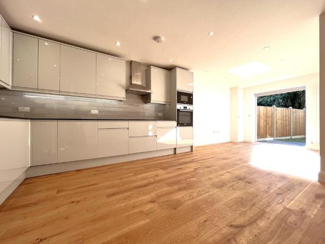 Windmill Road, London W5 2 bed maisonette to rent £2,500 pcm £577 pw