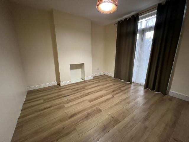 Windsor Avenue, Uxbridge 4 bed semi detached house to rent £2,500 pcm £577 pw