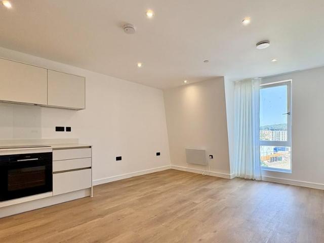 Windsor Bridge Road 1 bed flat to rent £1,695 pcm £391 pw