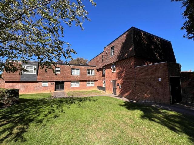 Windsor Close, Bovingdon, Hemel. Studio to rent £900 pcm £208 pw