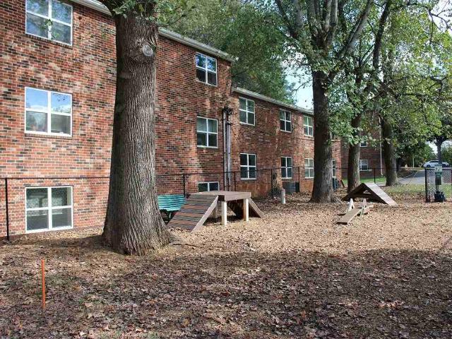 Windsor Court Apartments Studio Apartment for Rent at 614 Cedar Ln, Knoxville, TN 37912