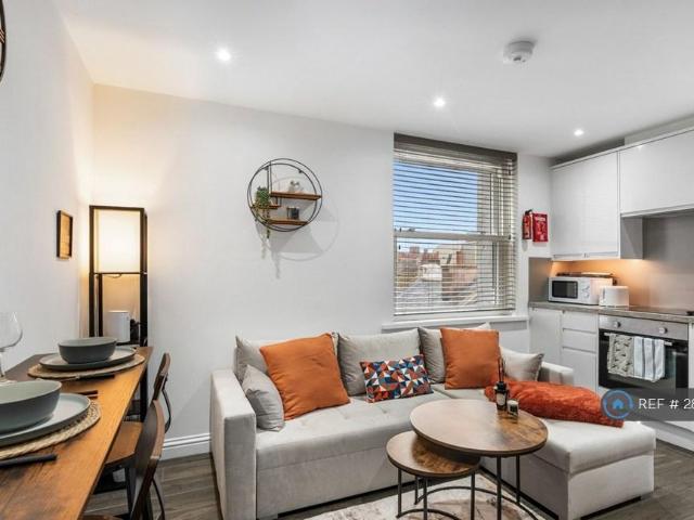 Windsor Court, Brighton, BN1 1 bed flat to rent £2,675 pcm £617 pw