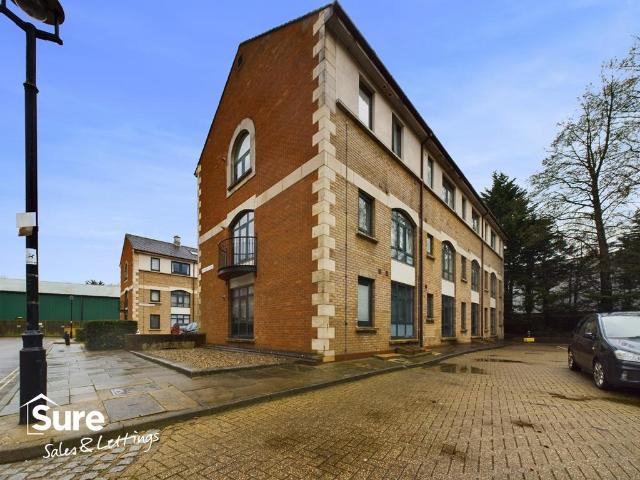 Windsor Court, Corner Hall, Hemel. 1 bed apartment to rent £1,325 pcm £306 pw