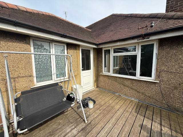 Windsor Crescent, Northampton NN5, 2 bed flat to rent, £900 pcm | PrimeLocation