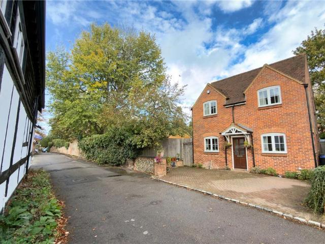 Windsor End, Beaconsfield. 3 bed detached house to rent £3,400 pcm £785 pw