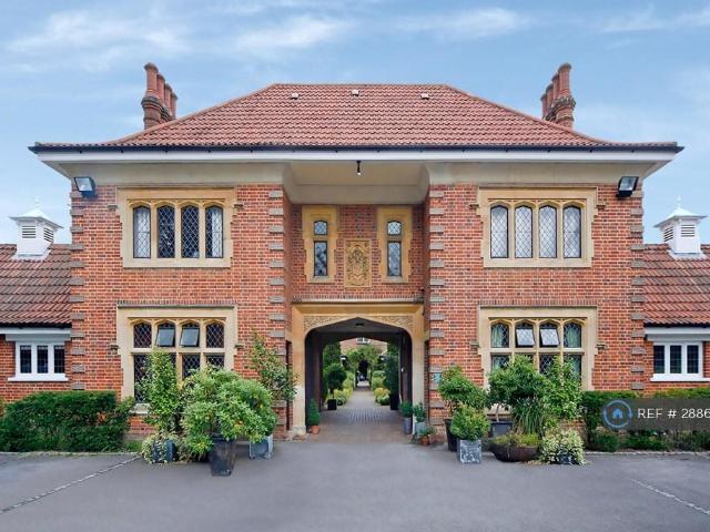 Windsor Forest Court, Ascot, SL5 2 bed flat to rent £1,895 pcm £437 pw