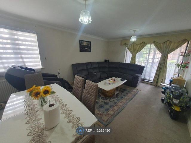 Windsor House, London NW4, 2 bed flat to rent, £2,100 pcm | PrimeLocation