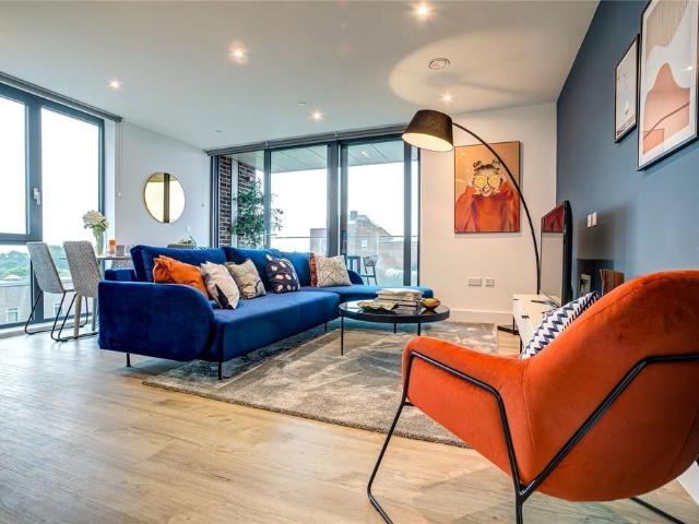 Windsor House, Staines Upon Thames TW18 2 bed apartment to rent £2,200 pcm £508 pw