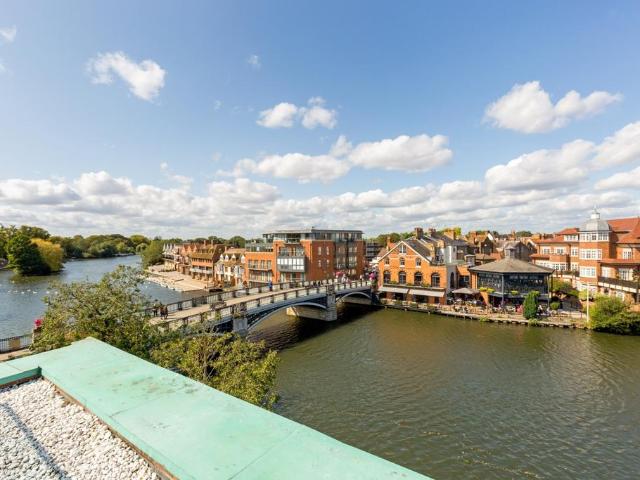 Windsor Quay Farmyard SL4 2 bed end of terrace house to rent £3,500 pcm £808 pw