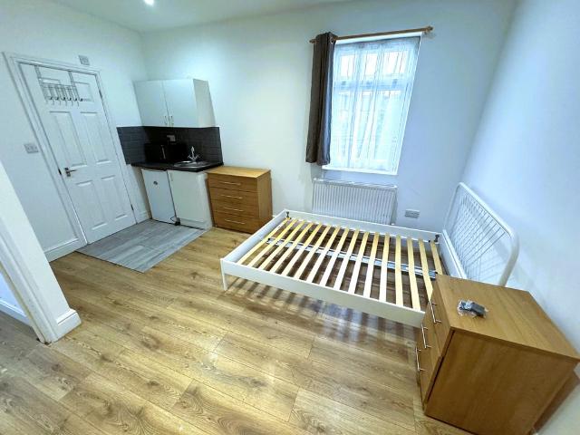 WINDSOR ROAD, ILFORD IG1 Studio to rent £925 pcm £213 pw