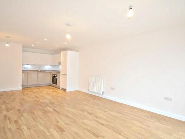 Windsor Road, Slough SL1, 2 bed flat to rent, £1,700 pcm | PrimeLocation